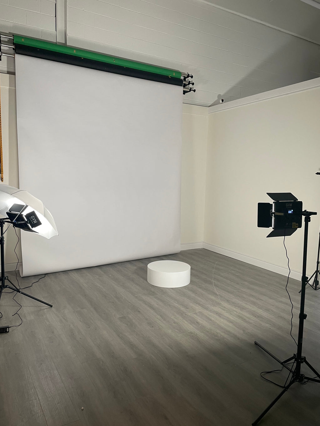 Clean Background Photo Studio Rental – Hourly Rate